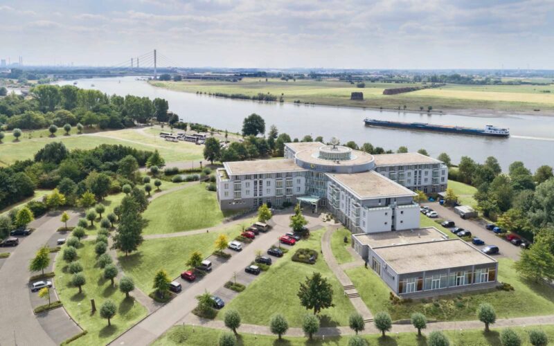 Hotelgebäude von oben mit viel grüner Fläche und eine Fluss nebenan; Tagungsraum und Konferenzraum in Wesel