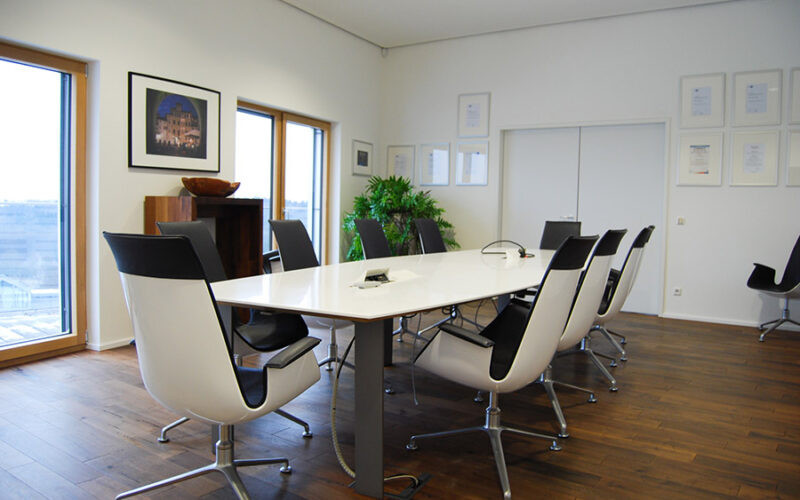 Heller Raum mit einem großen Tisch und Stühlen; Tagungsraum und Konferenzraum in Ulm