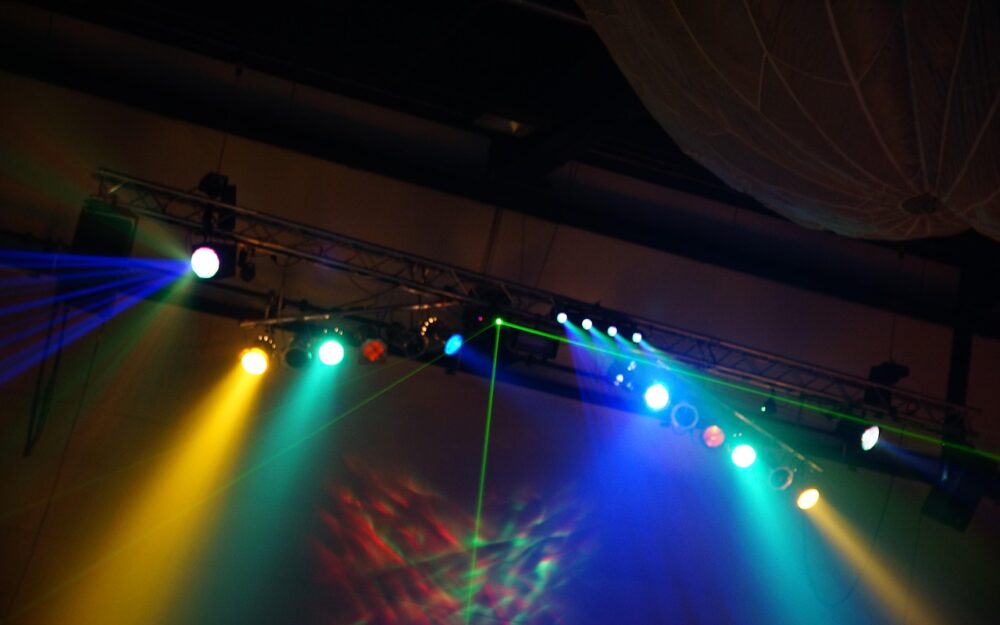 Dekoration in luftiger Höhe: So gelingt der sichere Aufbau bei Events mit hohen Decken