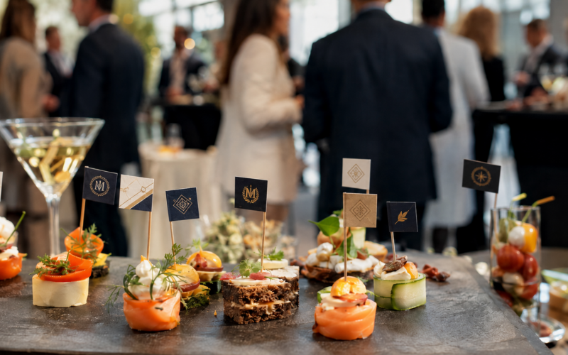 Branding im Detail: Wie bedruckte Partypicker Ihre Event-Botschaft verstärken