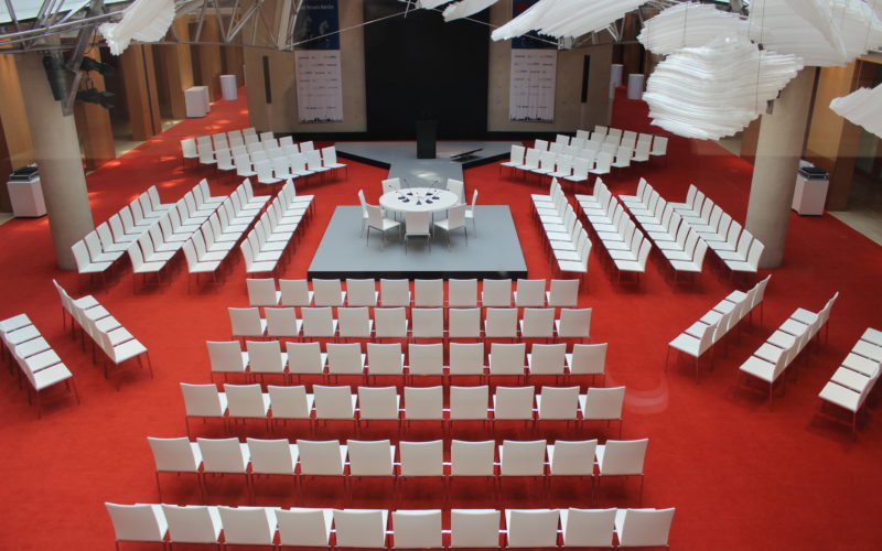 Tagungs Sitzanordnung mit weißen Stühlen