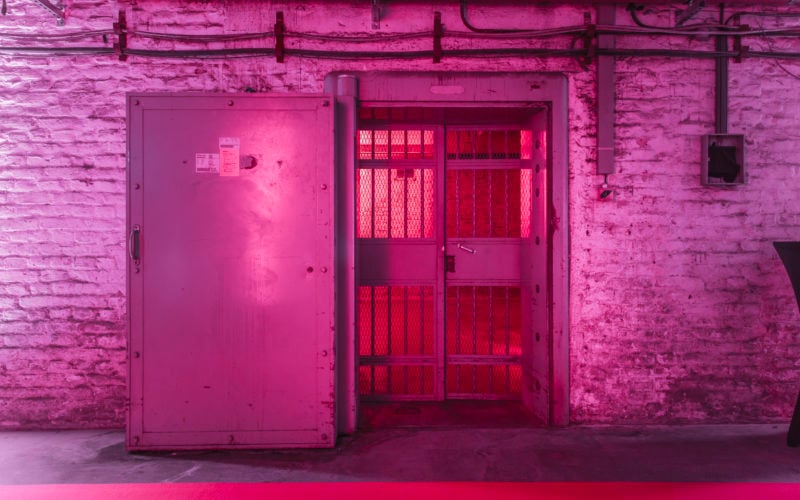 Eingang mit Gittertür im Pinken Licht
