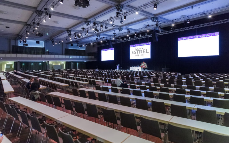 Konferenzsaal mit vielen schwarzen Stühlen; Eventlocations in Berlin