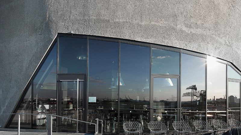 Glas Fassade mit aussen Bereich