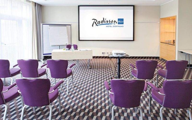 Radisson Blu Hotel Dortmund, Meeting und Tagungsraum mit Bildschirm zum Präsentieren
