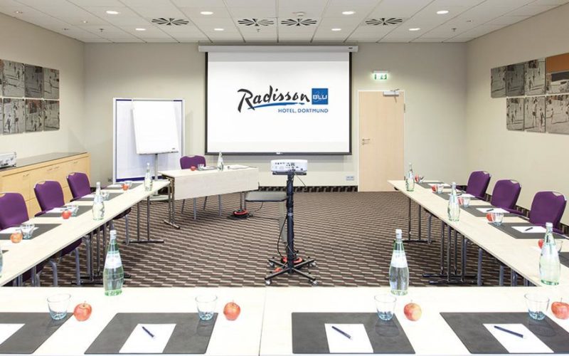 Radisson Blu Hotel Dortmund, Meetingraum mit Bildschirm