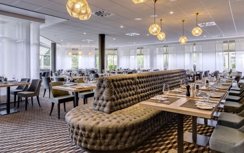 Radisson Blu Hotel Dortmund, Hotelrestaurant, sehr gemütlich mit beigen Sitzecken, eleganter Beleuchtung und großen Fenstern