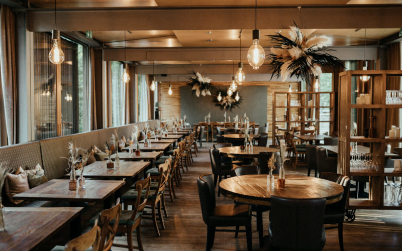 Großer Restaurantbereich mit vielen Tische und Sitzmöglichkeiten, Eventlocations in Saarbrücken